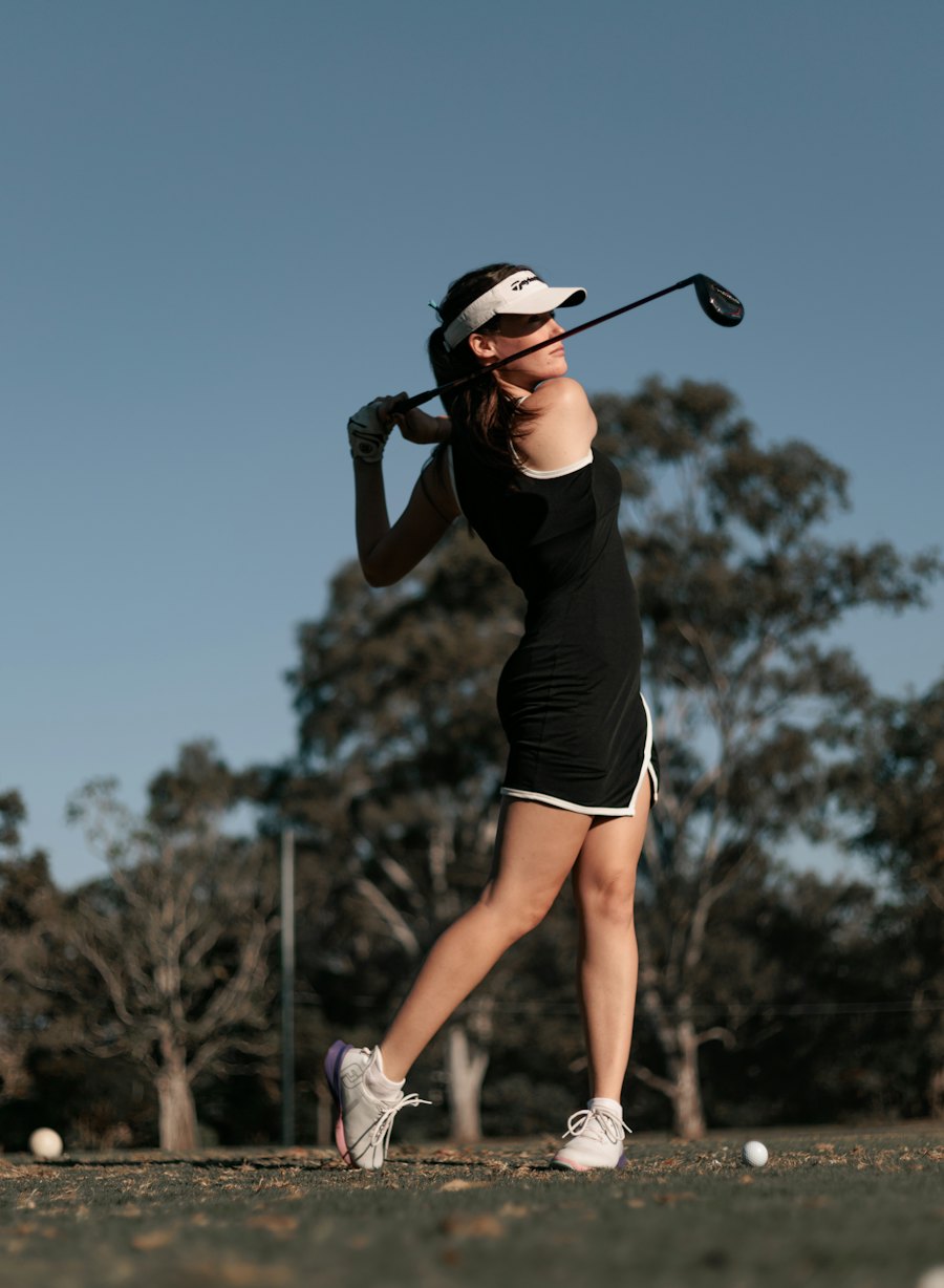 Mehreen Aftab finishing a swing against a clear blue sky